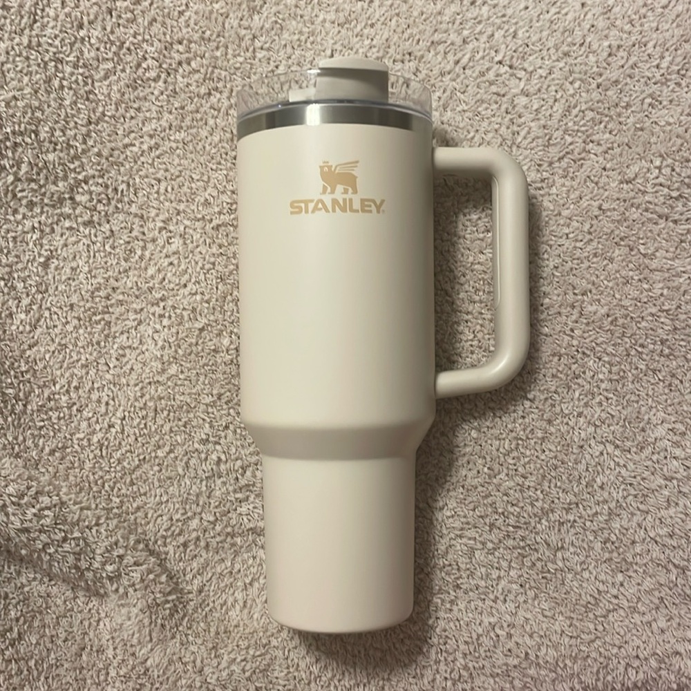 Stanley 40oz. Cream with tan logo LIKE NEW EXCELLENT CONDITION no straw